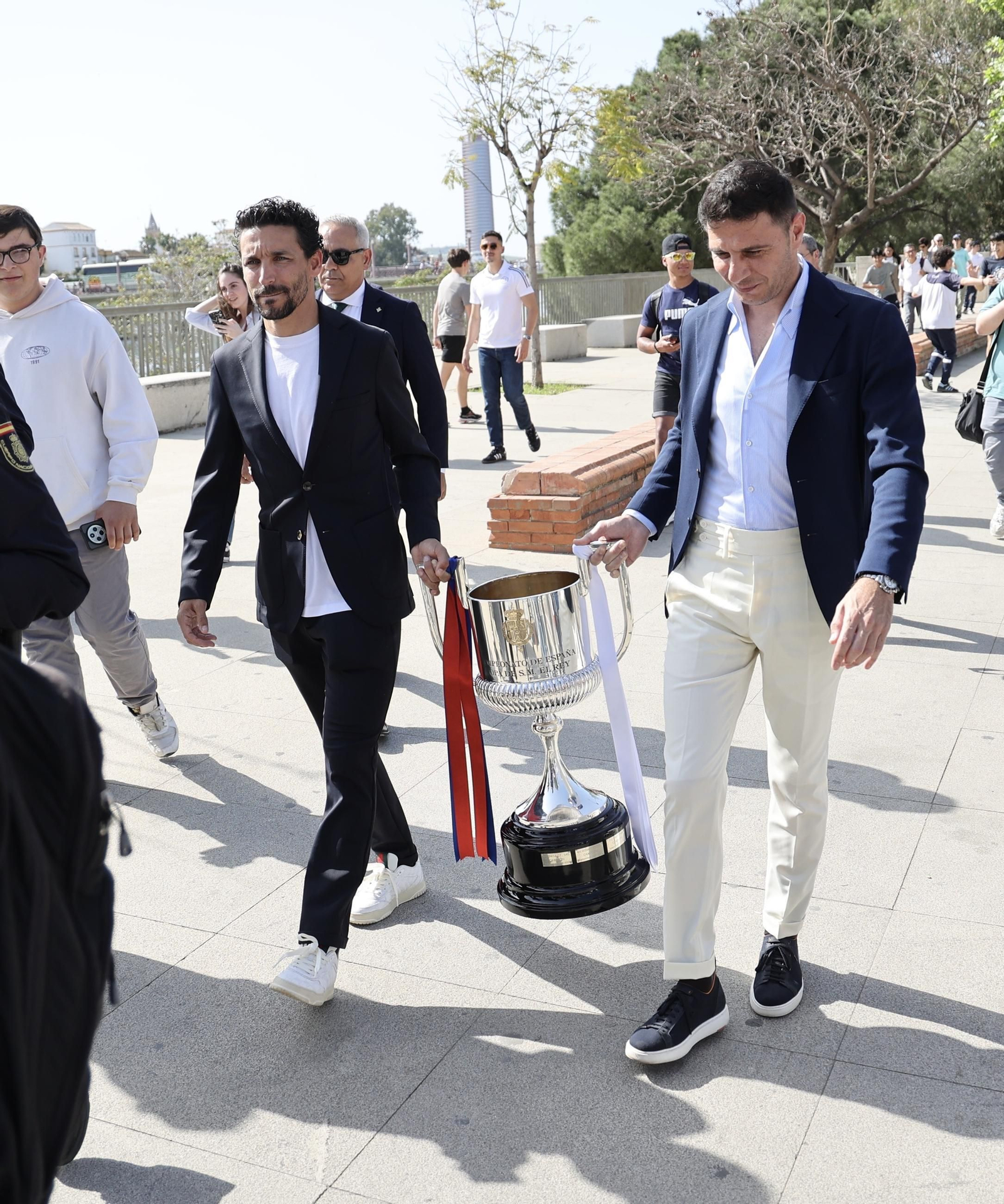 El presidente de la Junta de Andalucía recibe la Copa del Rey e inaugura la exposición "Los reyes de la Copa"