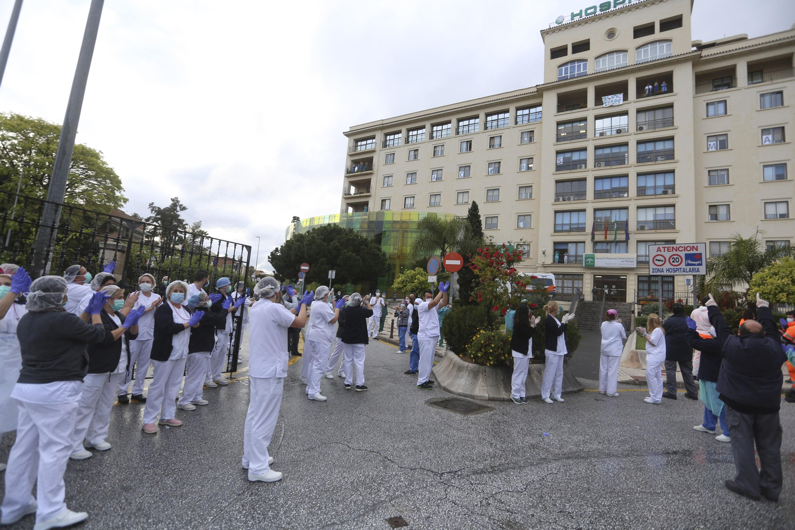 Coronavirus en Málaga: Aplausos que emocionan en el hospital Regional, en fotos