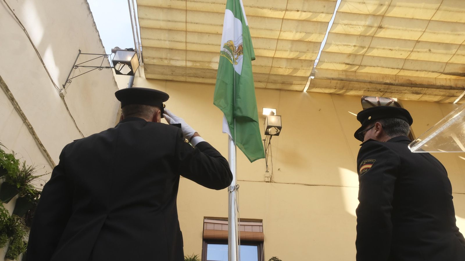 Izado de la bandera de Andalucía.