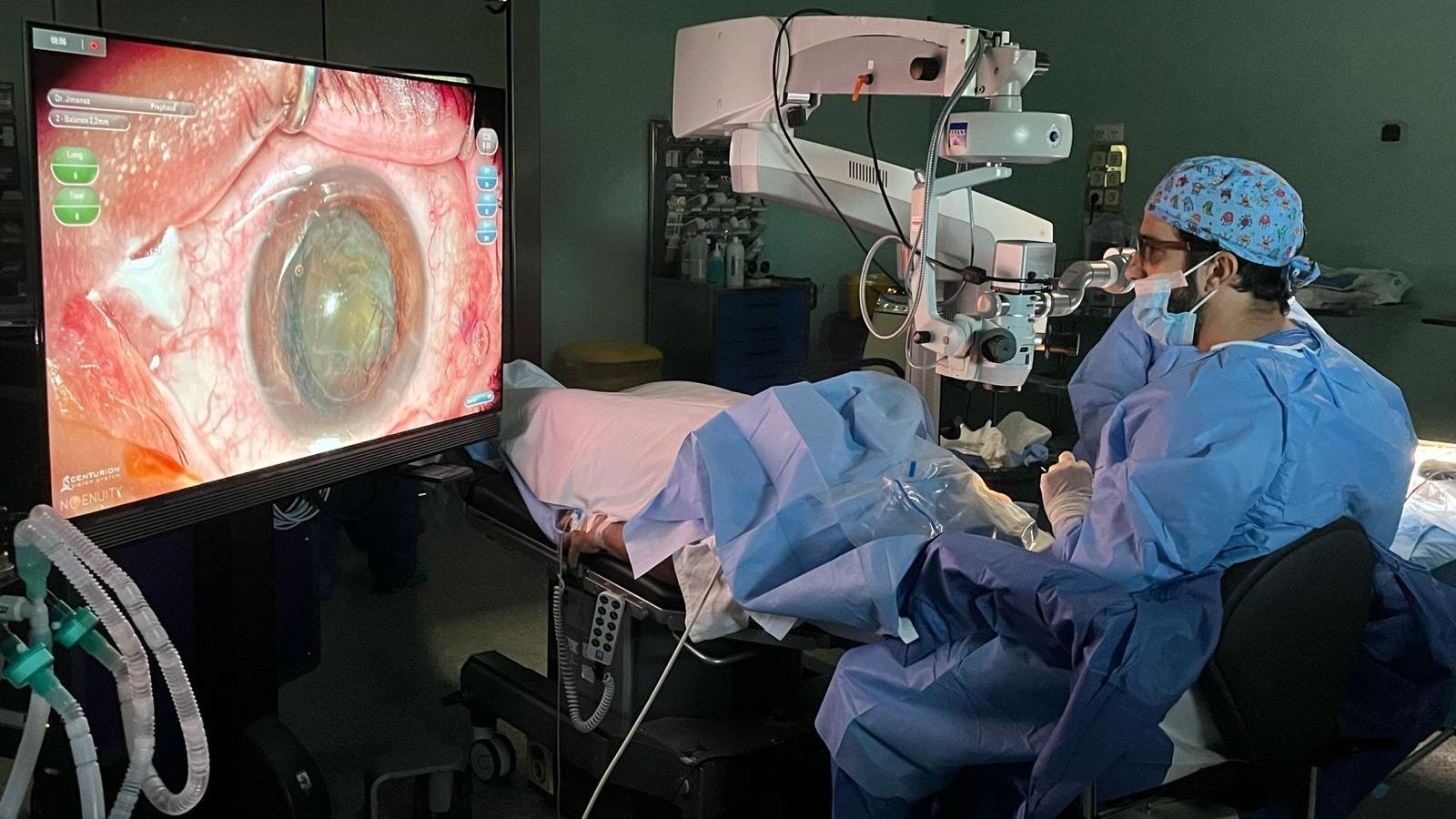 El especialista en oftalmología del Hospital Universitario Torrecárdenas, Juan Antonio Jiménez Velázquez, en quirófano durante una intervención