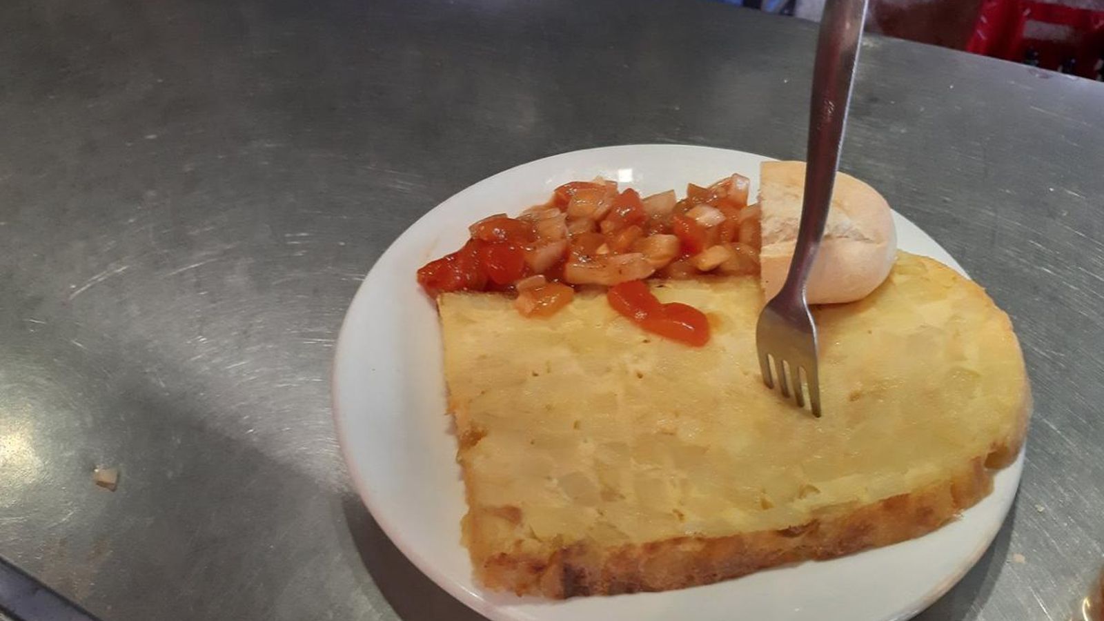 La tapa de la tortilla gigante de Bar La Rubia.