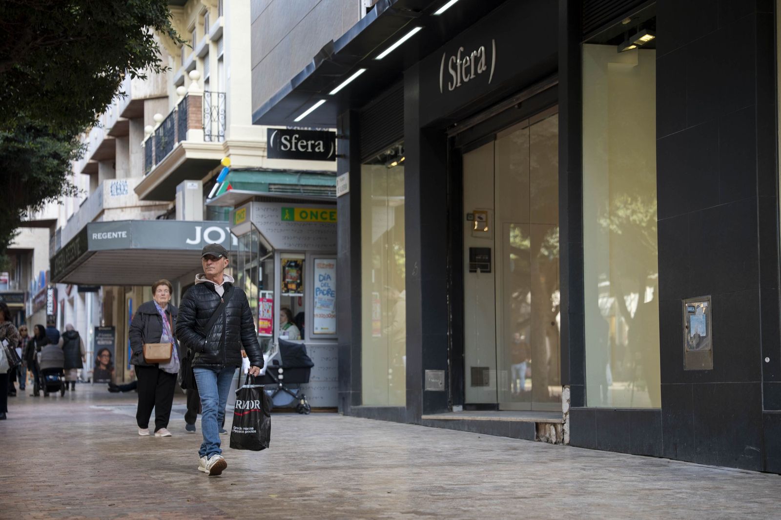 El comienzo de la campaña de rebajas en Almería, en imágenes