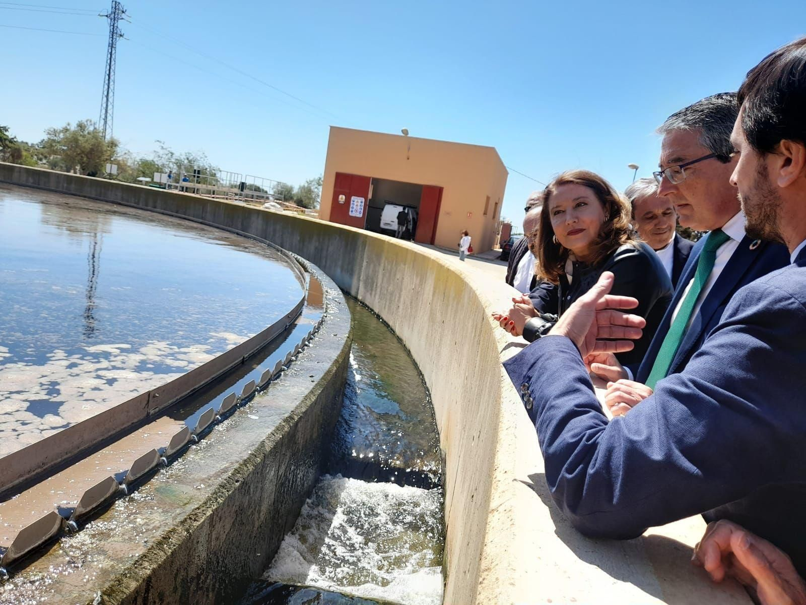 La consejera de Agricultura y el alcalde de Rincón de la Victoria durante la visita a la depuradora