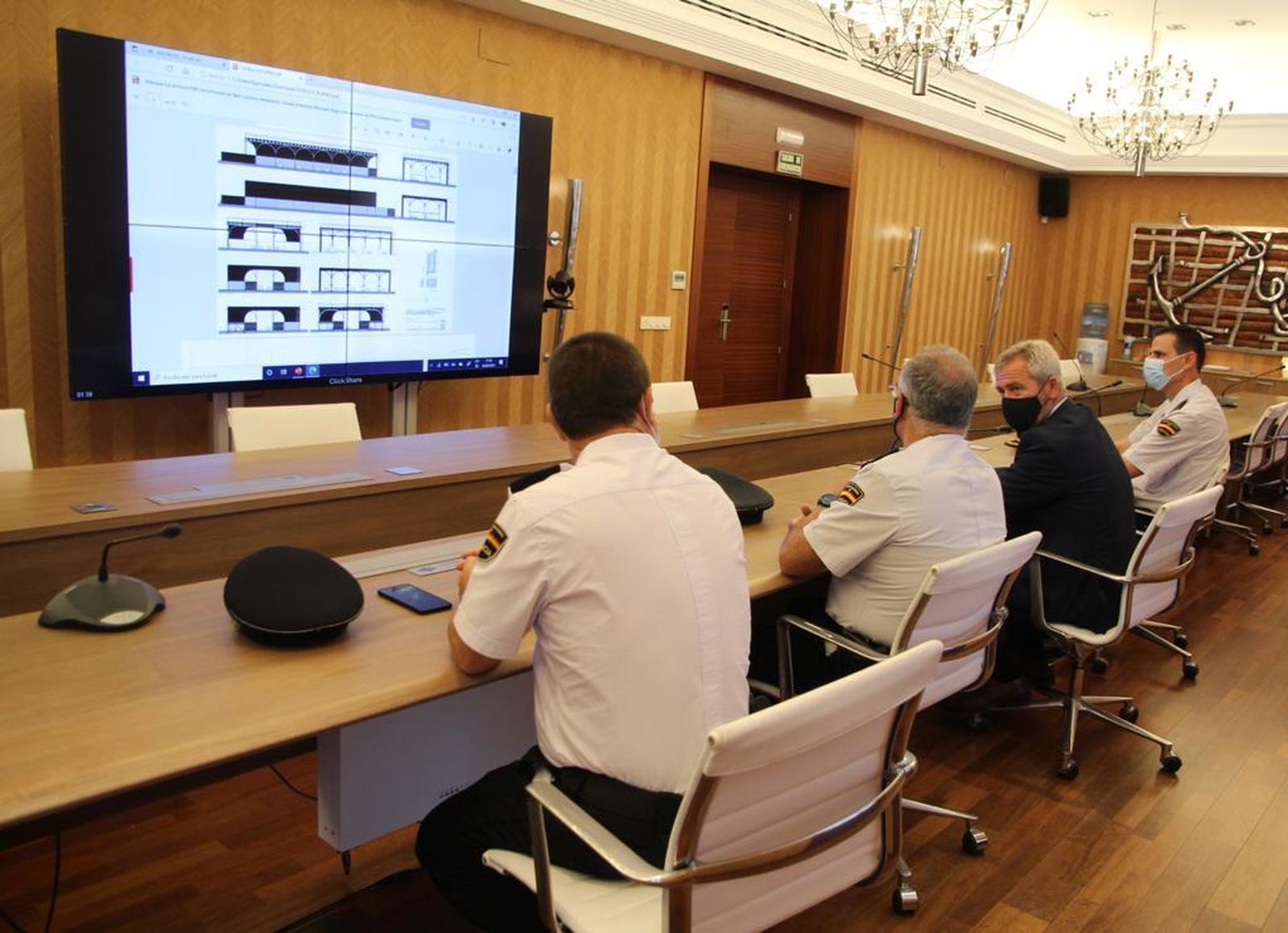 Momento de García Fuentes con el responsable de la Policía Nacional