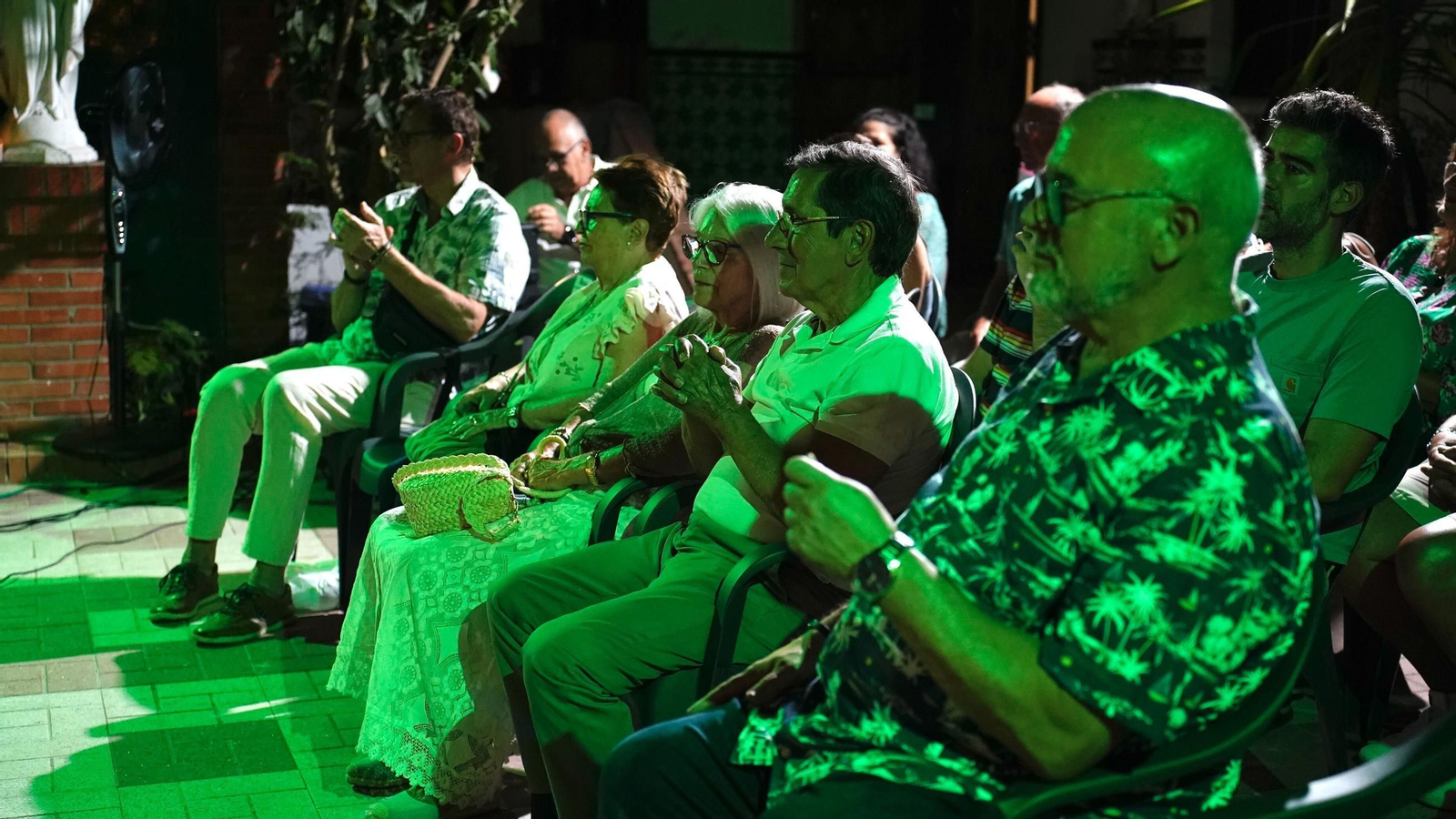 Público disfrutando de una de las actuaciones en el patio de Barrio Vivo.