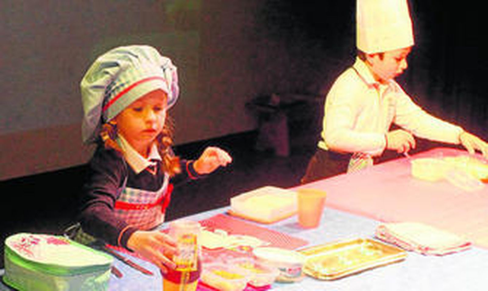 1. Los alumnos de infantil disfrutan de las atracciones montadas en el gimnasio, en lugar del patio del colegio, debido a las inclemencias del  tiempo. 2. Los alumnos de primaria que se clasificaron al último asalto del concurso 'Master Chef Don Bosco', en la final celebrada en el teatro salesiano. /Fotos:  Paco Guerrero.