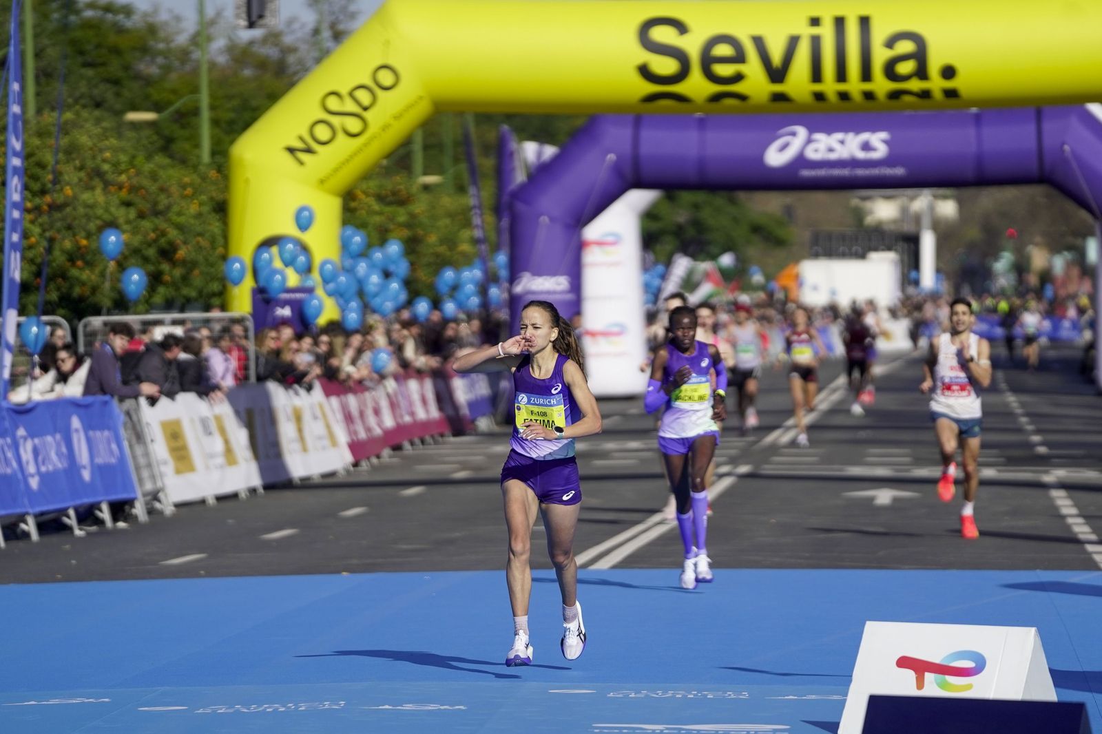 Así ha sido la entrega de premios del Zúrich Maraton de Sevilla 2026