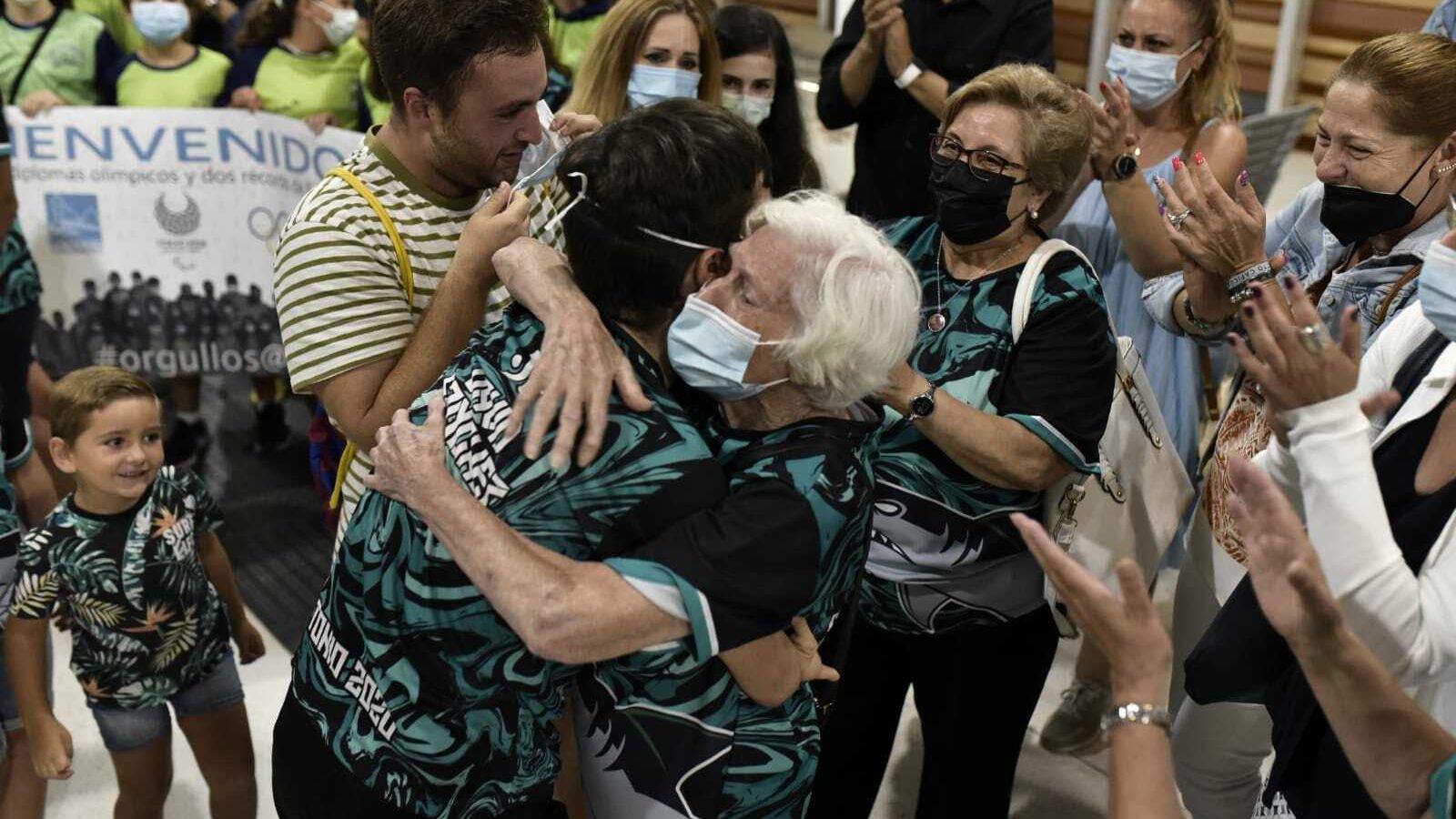 David Sánchez recibe el cariño de sus familiares.