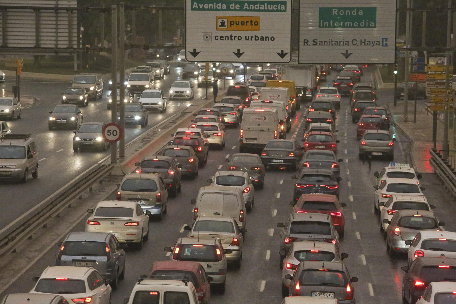 La huelga de transportistas se hace notar en Málaga, en fotos