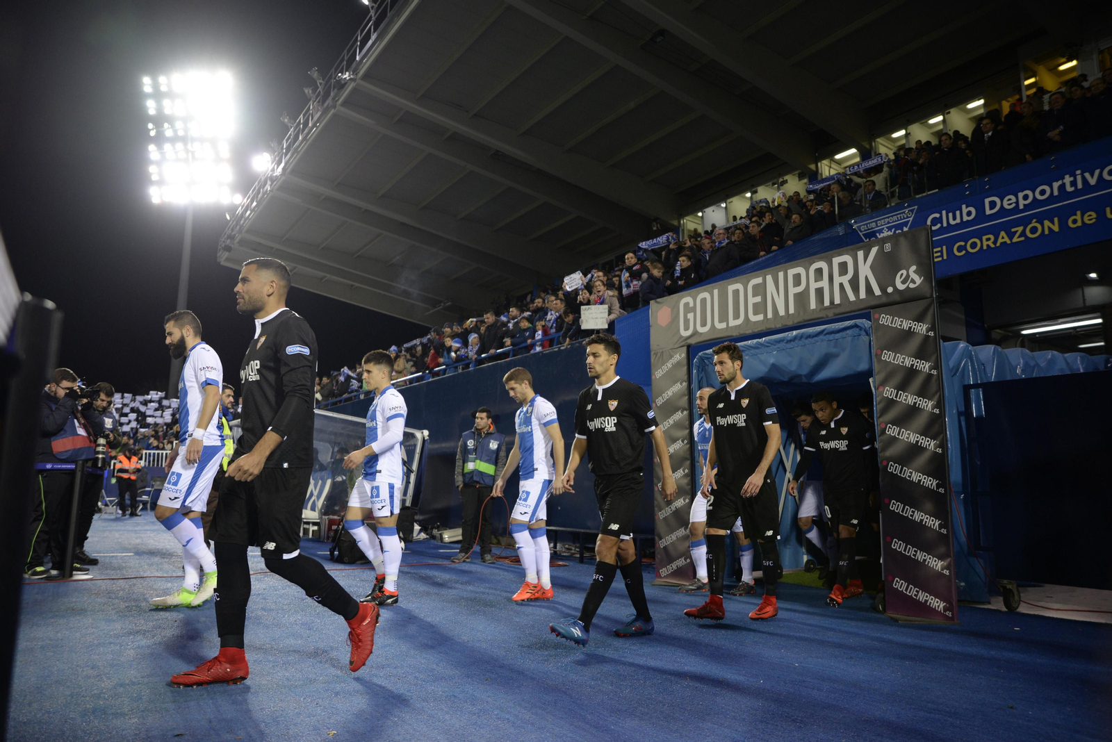 Los jugadores saltan al césped de Butarque / INMA FLORES