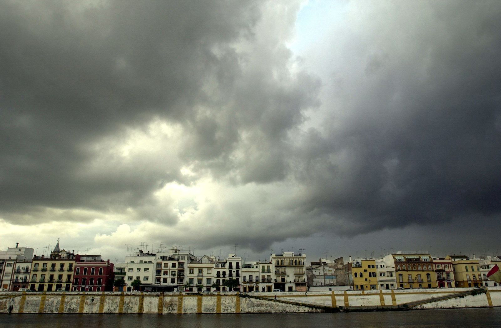 El cielo de Sevilla cubierto de nubes.