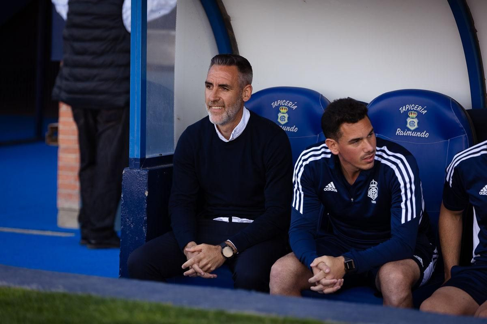 Abel Gómez y Vicente García en el banquillo del Nuevo Colombino.