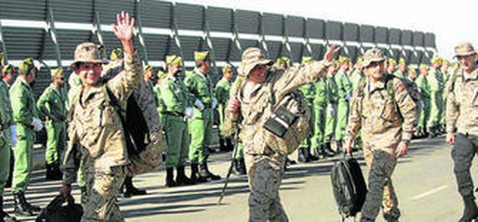 Legionarios se despiden de sus familiares en el Aeropuerto de Almería en la última misión llevada a cabo en Mali.