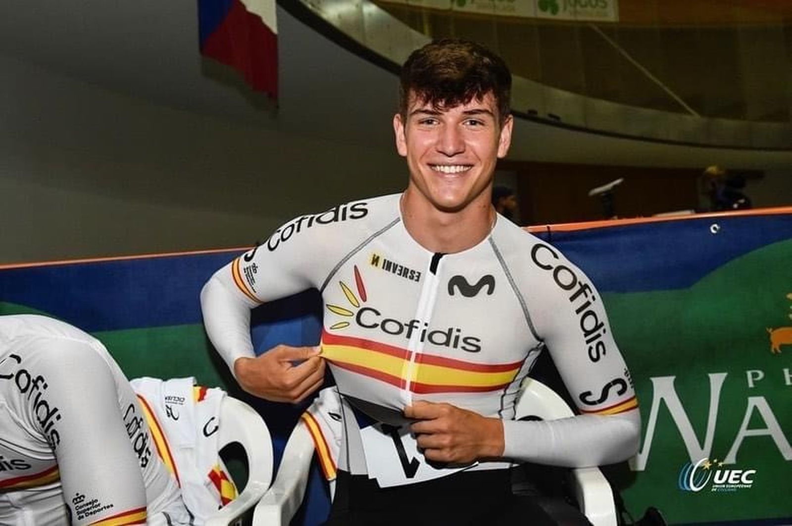 El jerezano Hugo Sánchez posa sonriente con el maillot de la selección.