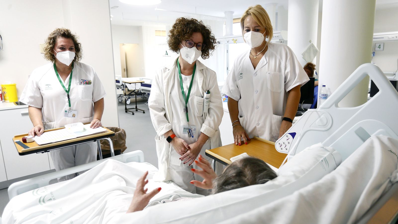 Varias profesionales atienden a una paciente.