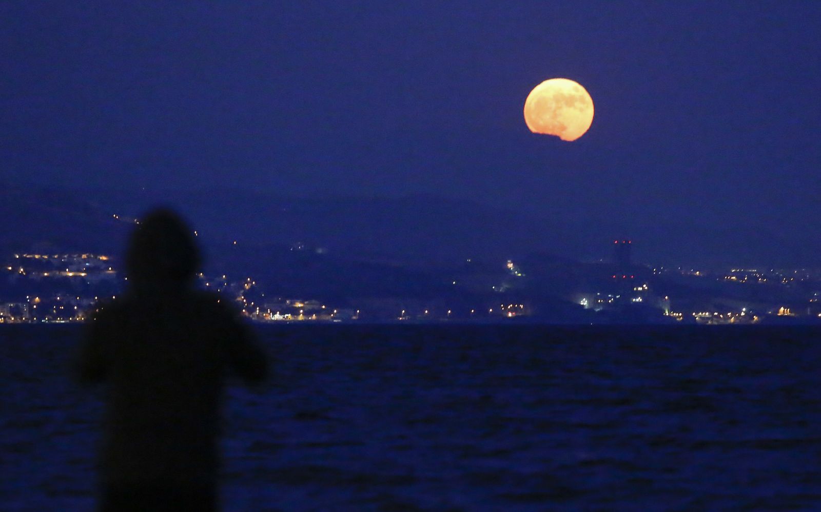 Imágenes de la superluna en Málaga