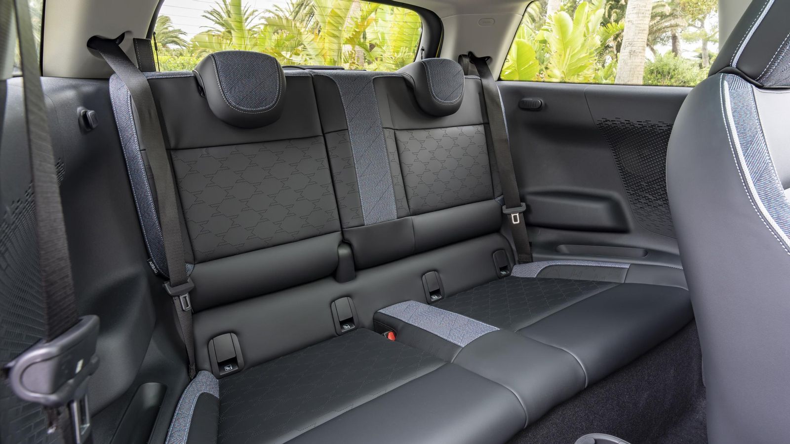 Tanto los Cooper E como los SE se homologan para cuatro ocupantes, eso sí, con Isofix detrás. El espacio en estas plazas se siente muy limitado para que cuatro adultos viajen a la vez.