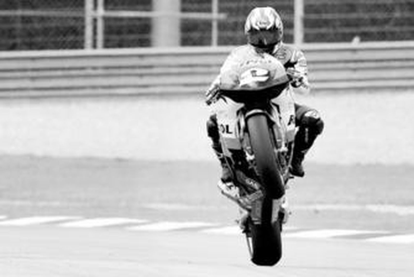 Daniel Pedrosa realiza un caballito nada más terminar los entrenamientos oficiales.