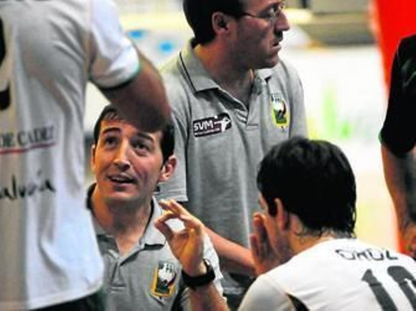 Agustín Correa se dirige a sus pupilos durante un tiempo técnico.