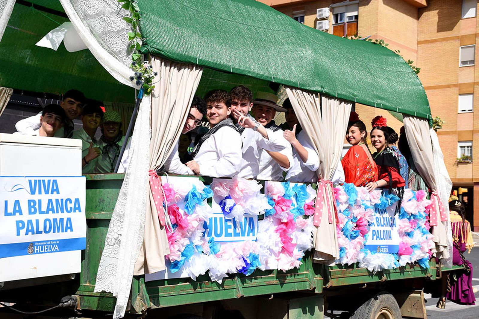 Imágenes de los carros de la Hermandad del Rocío de Huelva