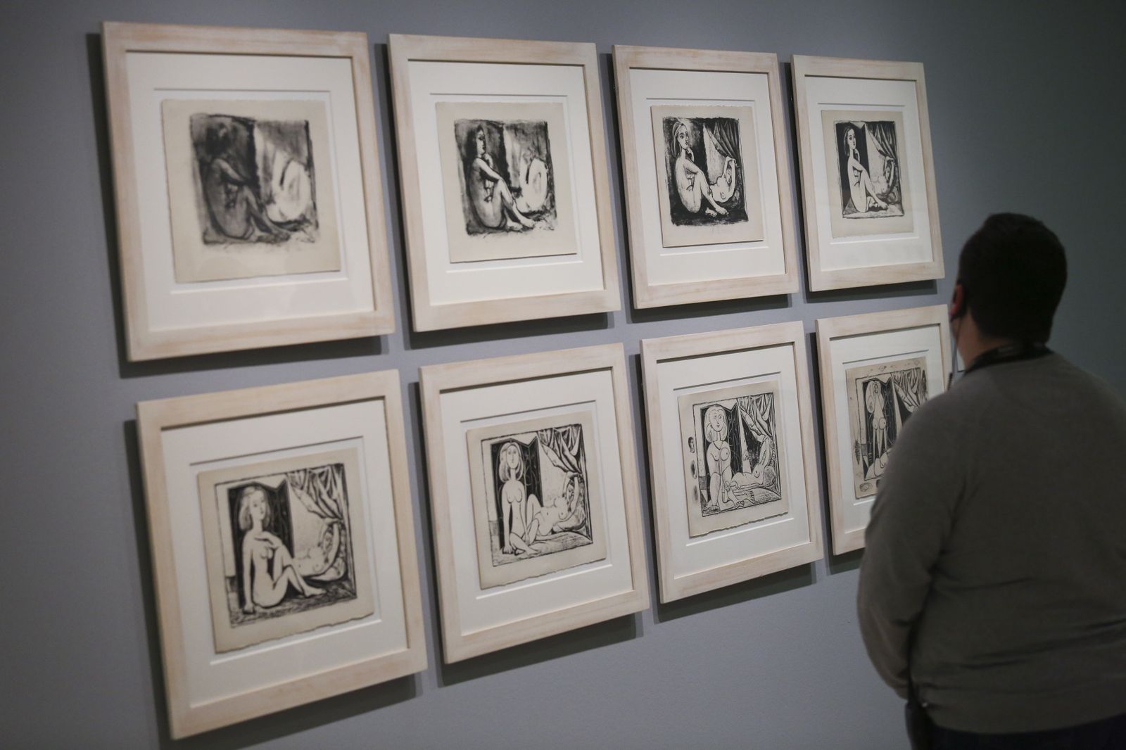 Un hombre contempla la evolución de 'Las dos mujeres desnudas'.