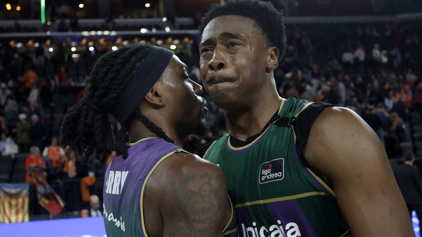 Audige se abraza a Perry en Valencia.