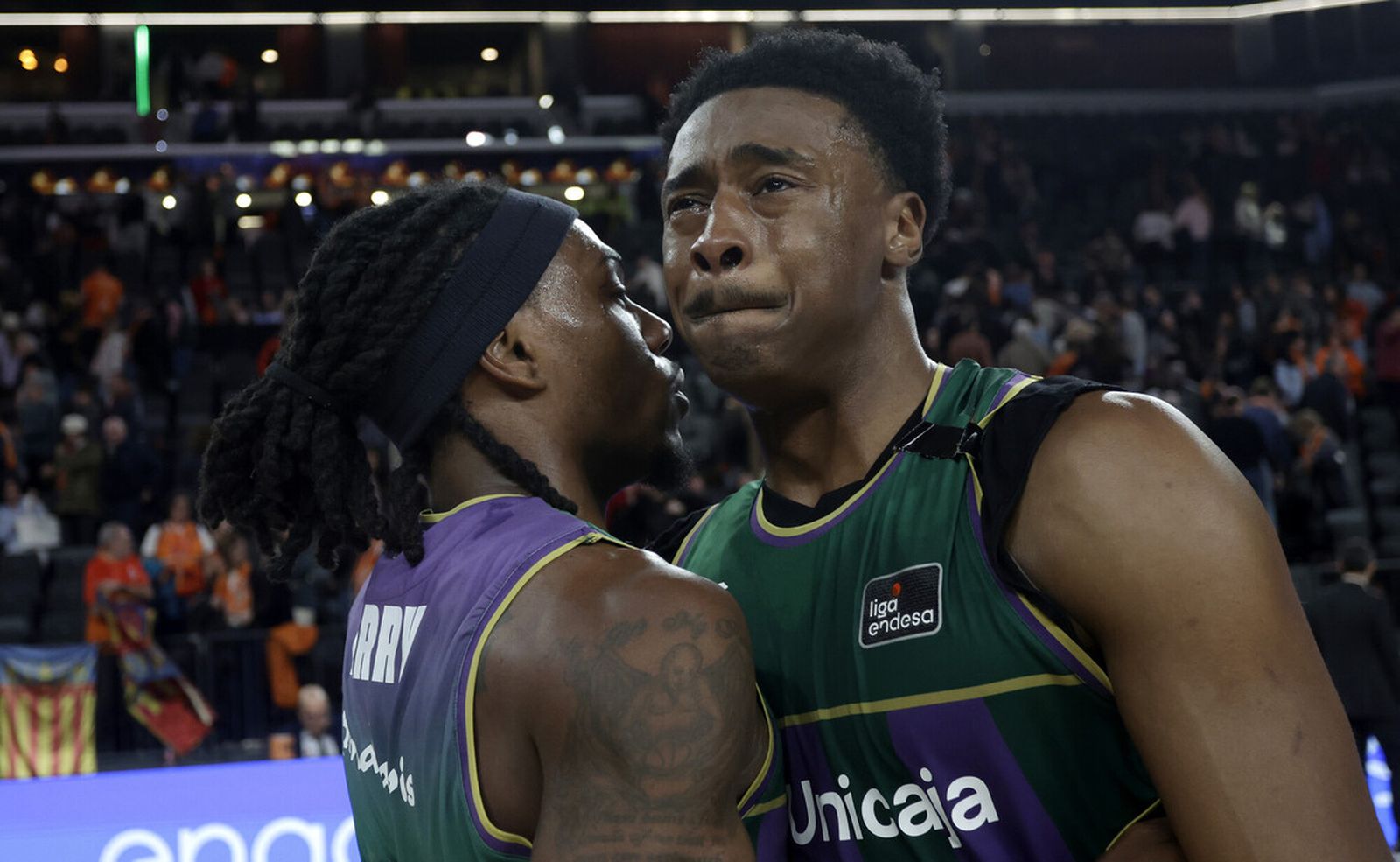 Audige se abraza a Perry.