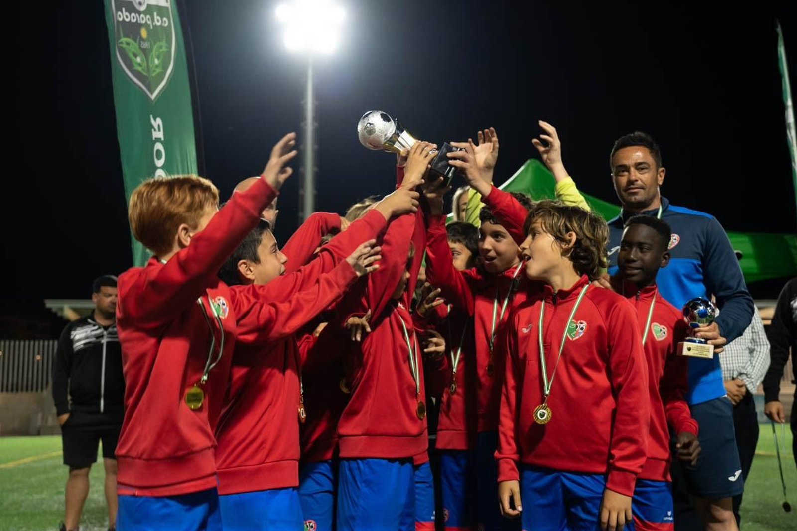 Uno de los equipos campeones del III Torneo Los Eucaliptos CUP levanta el trofeo.