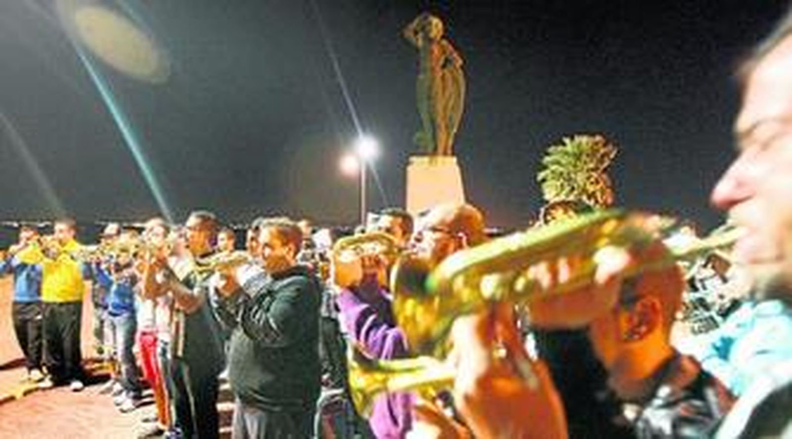 Imagen de la banda de cornetas y tambores Nuestra Señora del Rosario, ensayando el lunes en la Punta de San Felipe.