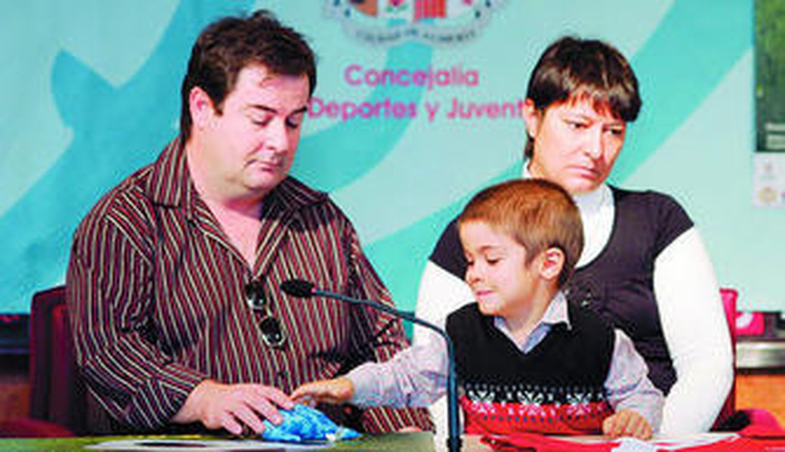 El pequeño Juanma junto a sus padres.