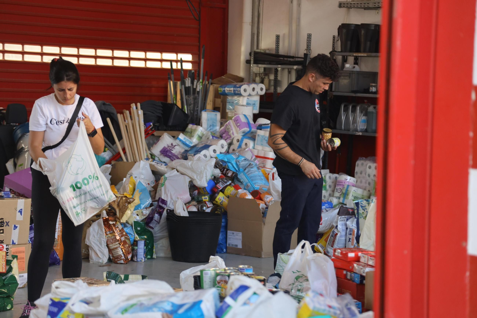 Donaciones en los parques de bomberos de Málaga para Valencia