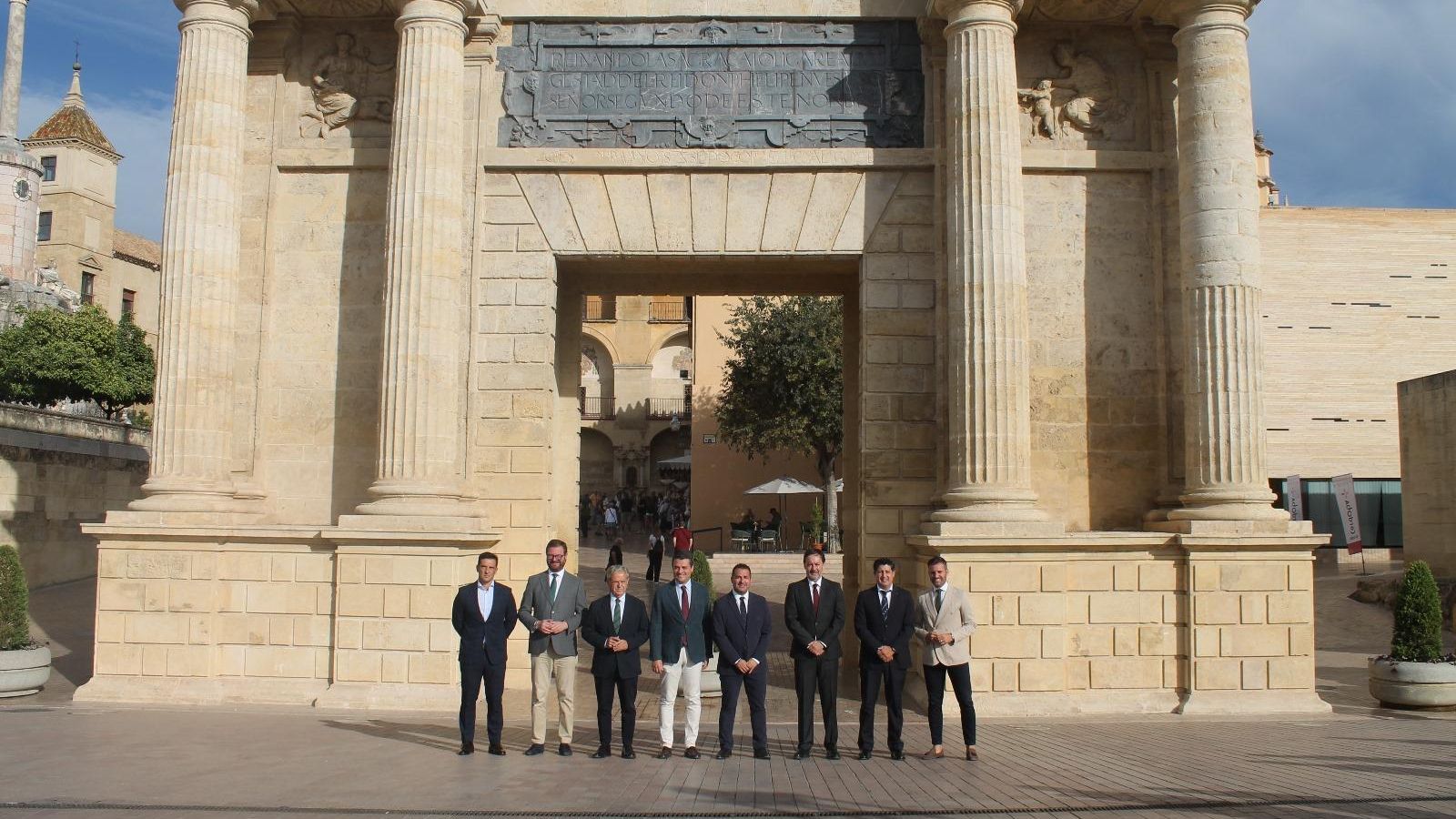 Las autoridades, durante la presentación del encuentro.