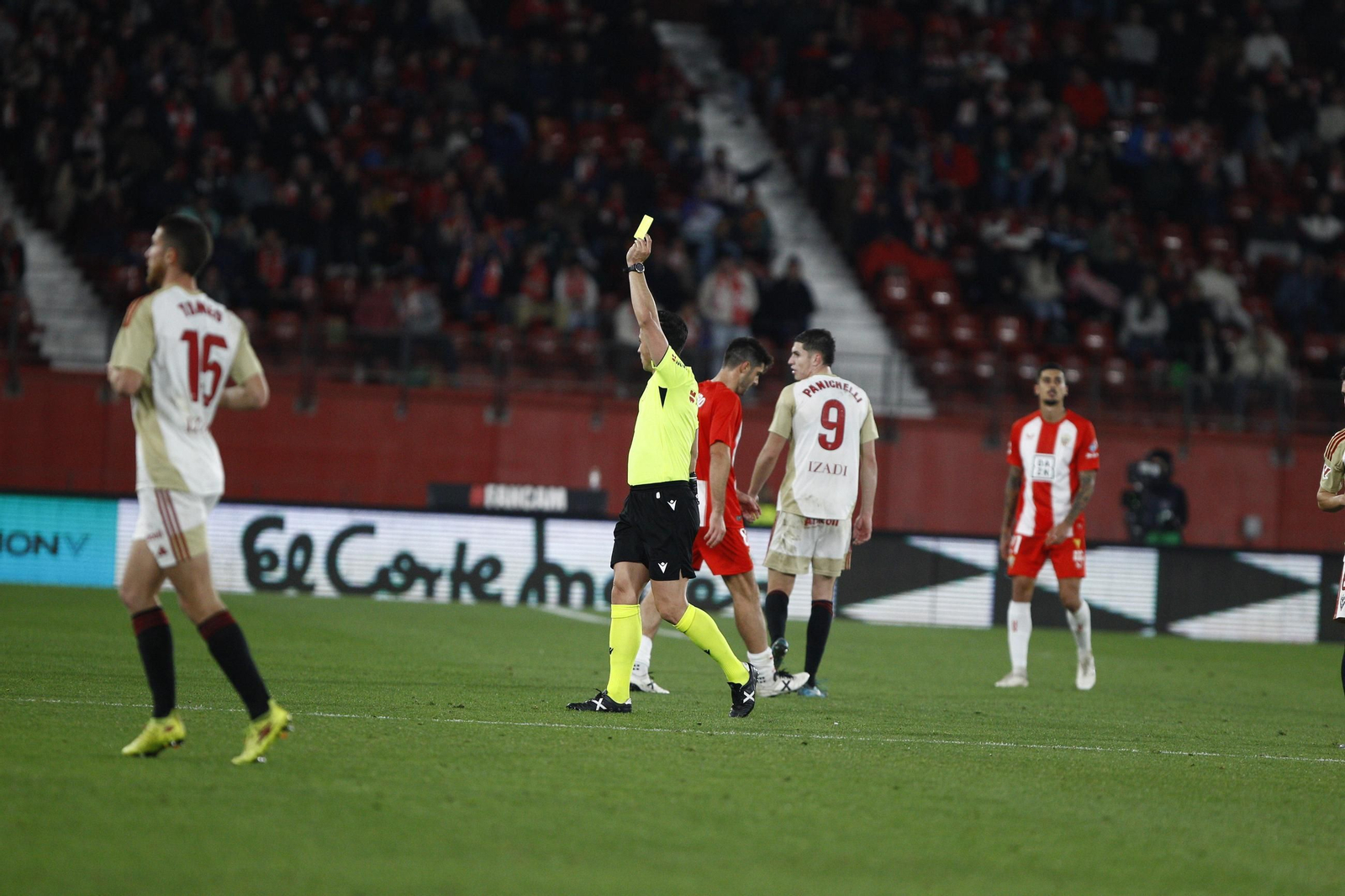 La U.D. Almería se impone por 1-0 al C.D. Mirandés y alcanza la segunda plaza, en imágenes