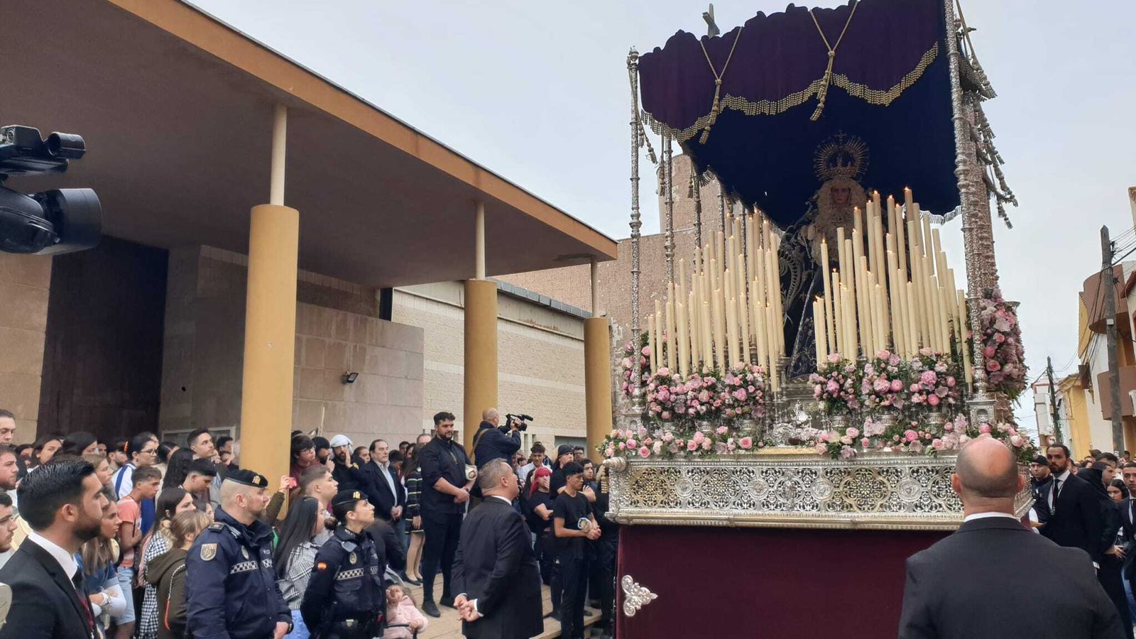 La Virgen de los Dolores a la salida de la parroquia de Santiago