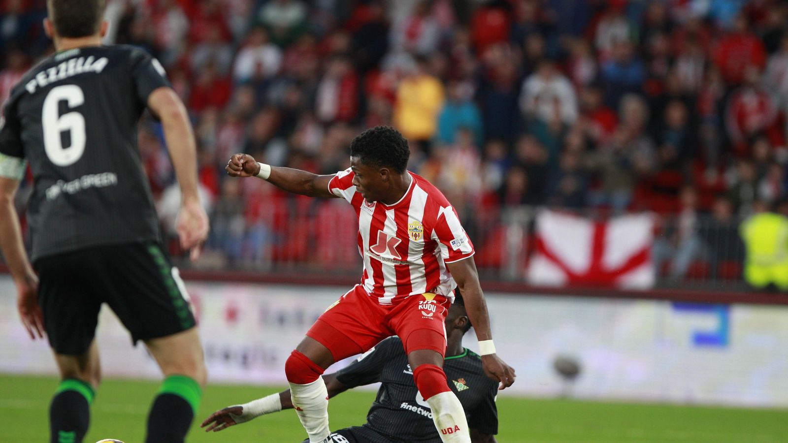 Ramazani trata de irse de un rival en la visita del Betis al Power Horse Stadium.
