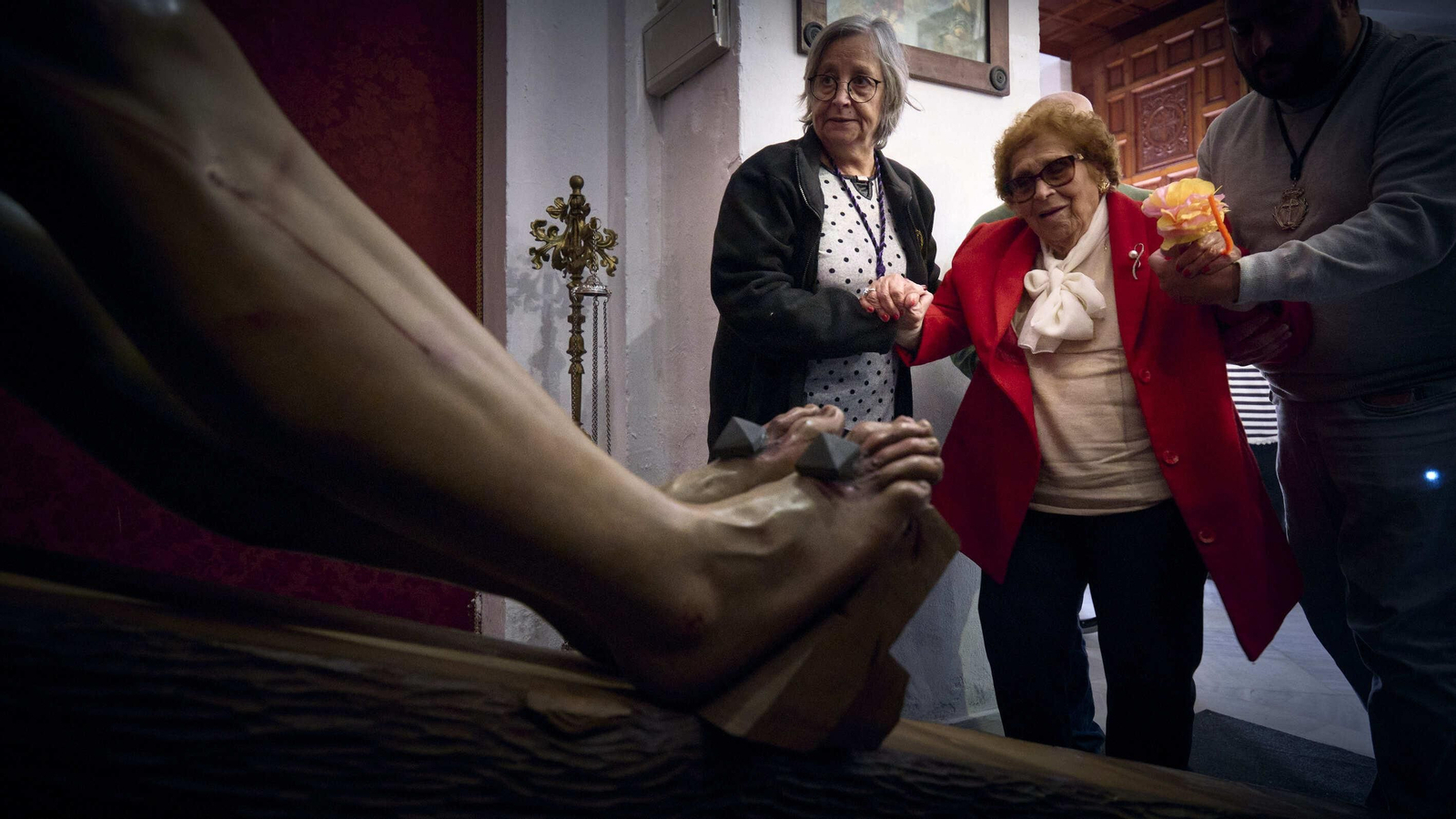 Usuarios de la Residencia Fragela  durante la visita al Cristo de las Sietes Palabras