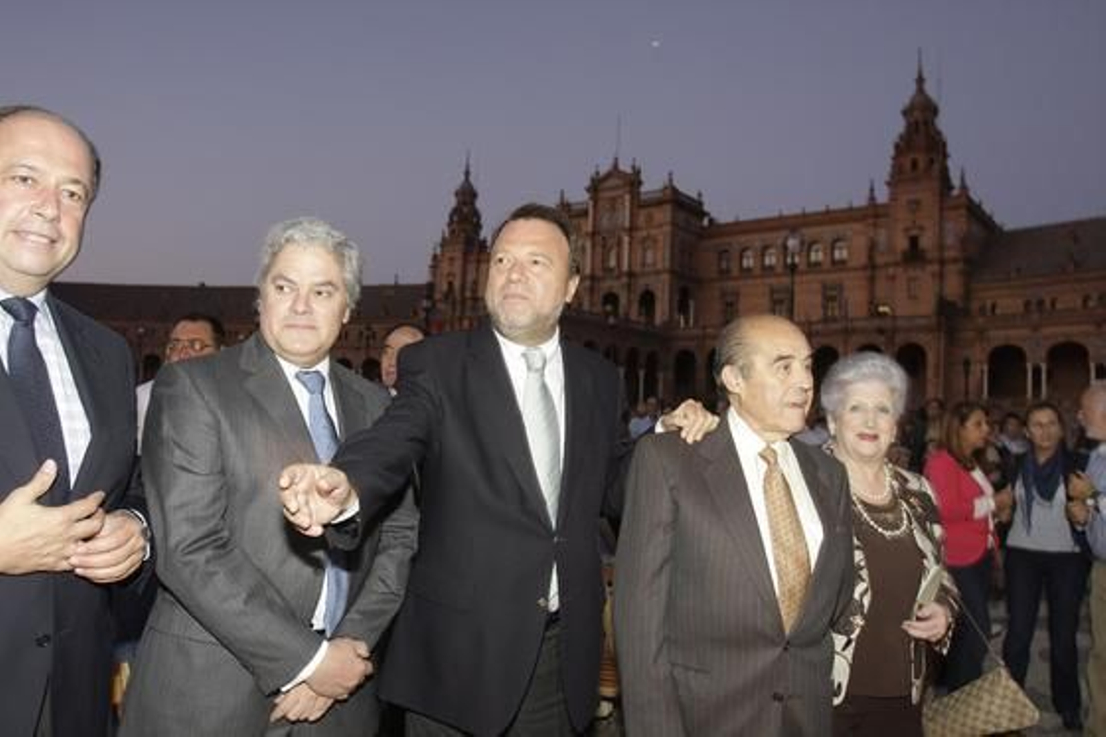 Un concierto reinaugura la Plaza de España.

Foto: José Ángel García