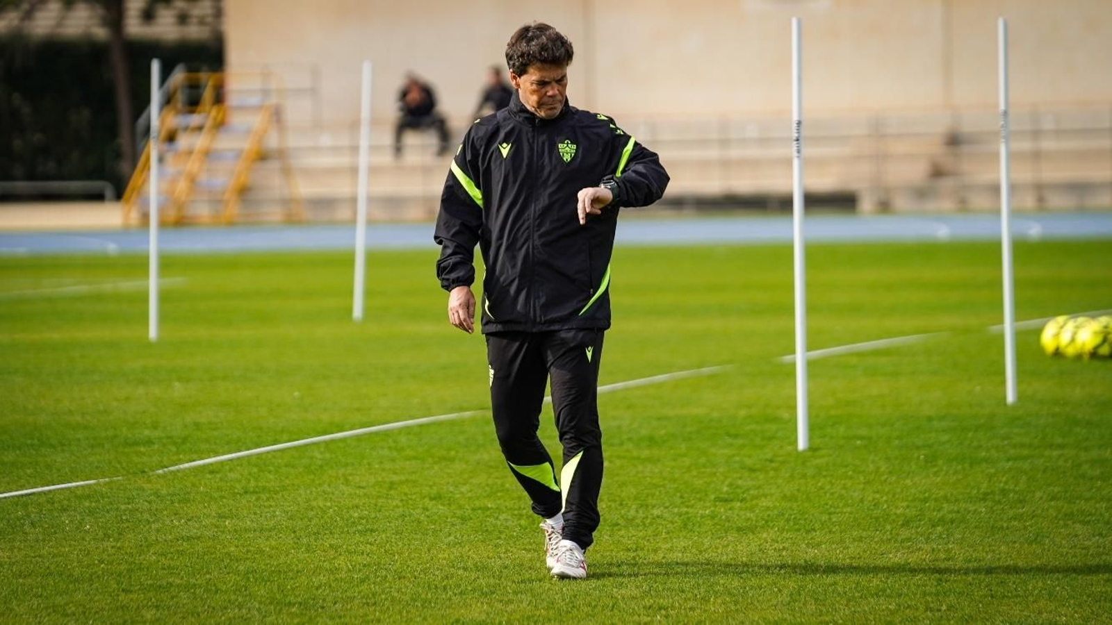 Joan Francesc Ferrer Sicilia 'Rubi' revisa su reloj en uno de los entrenamientos de la semana.
