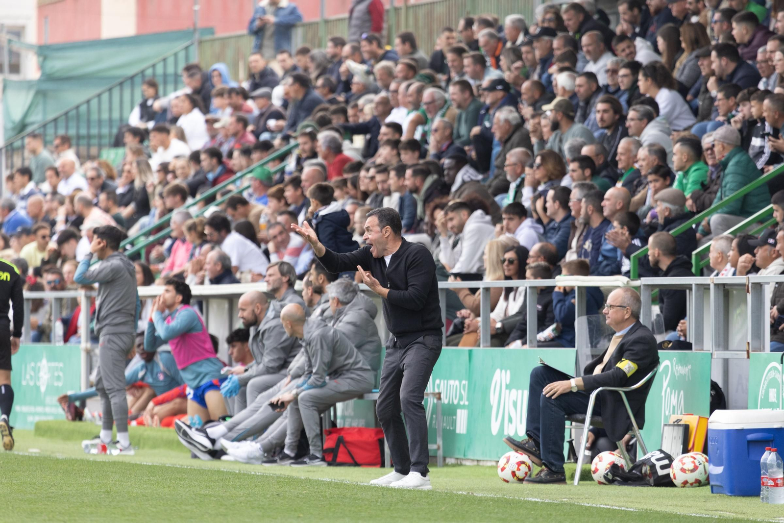 El técnico almeriense gesticula desde la banda dando indicaciones a su futbolistas durante un partido de su etapa en el Atlético Sanluqueño.