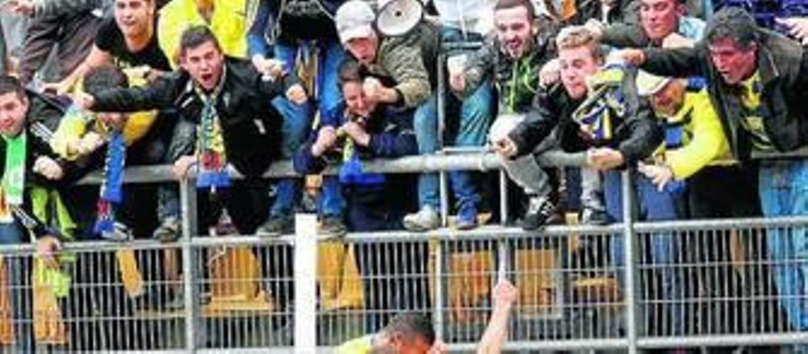 Aficionados celebran un gol del Cádiz.