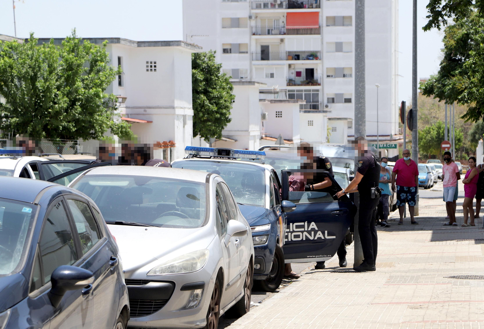 Uno de los detenidos, llegando a su vivienda para hacer una reconstrucción de lo ocurrido.