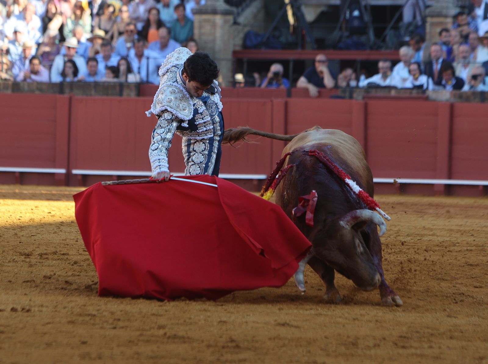 Imágenes de la corrida de toros en la Feria de Sevilla 2023 con El Juli, Alejandro Talavante y Tomás Rufo