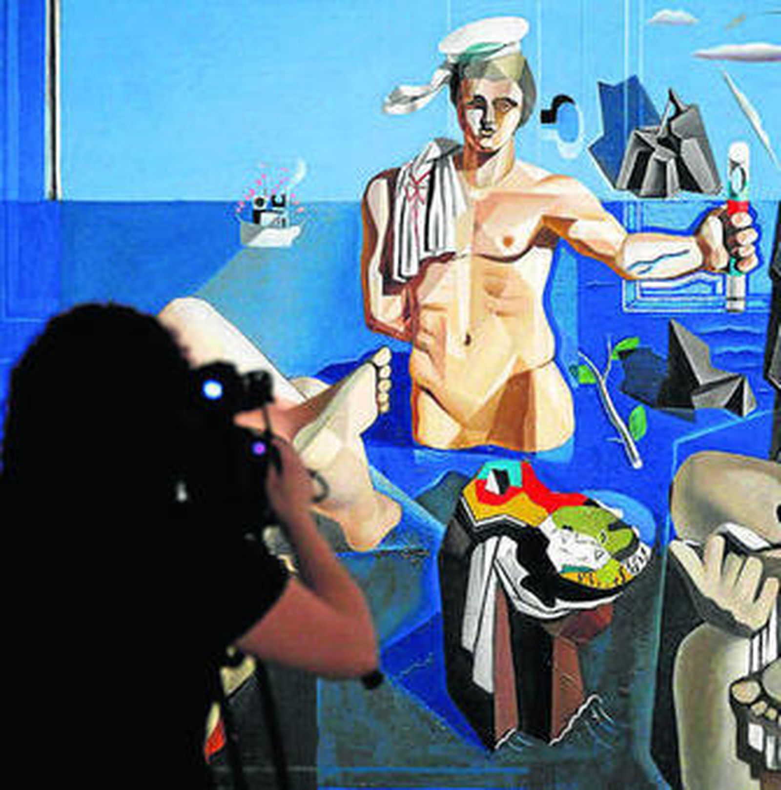 Una persona fotografía una de las obras de Dalí.