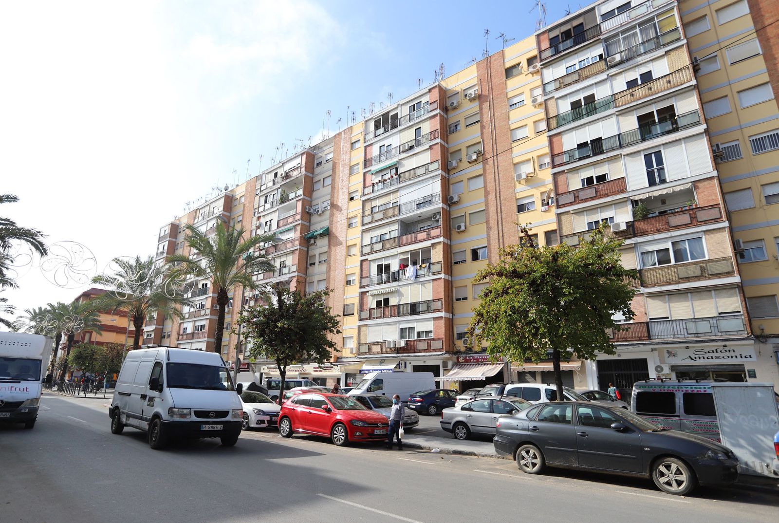 Vista general de la manzana de bloques de viviendas que ocupan el espacio donde se ubicó la fábrica de harina existente hace años en la barriada de Las Colonias.