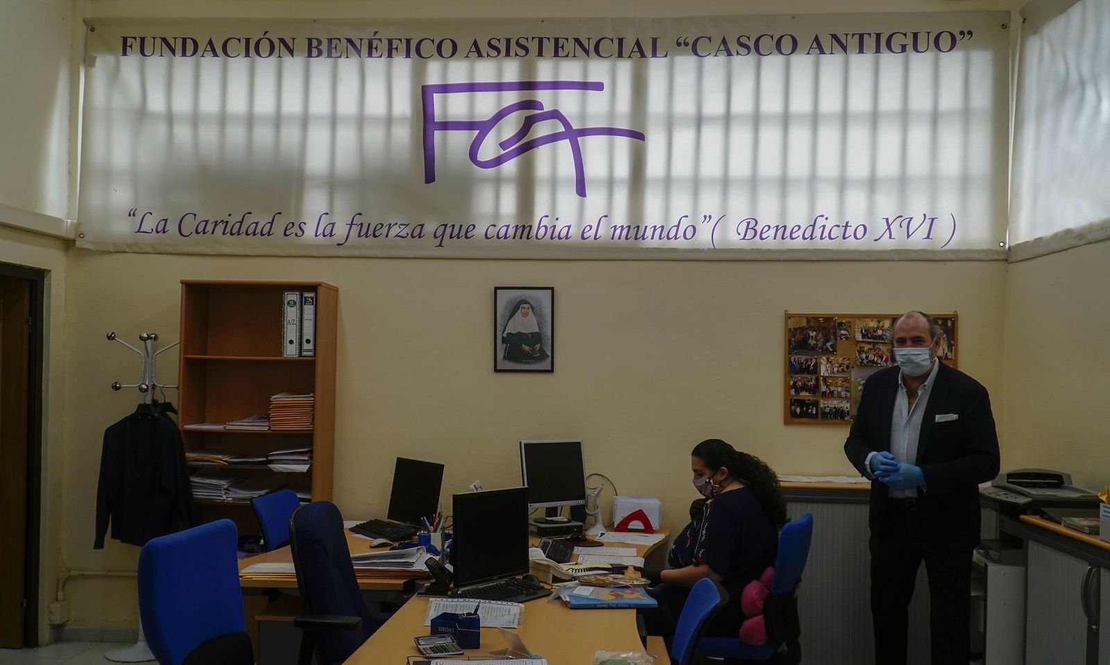 Coronavirus en Sevilla: Visita al economato social de las hermandades en el casco antiguo