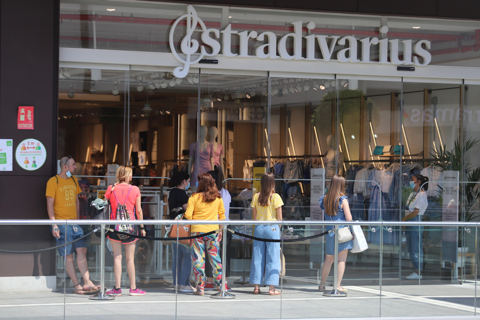 Imágenes de la apertura en la fase dos de la desescalada del centro comercial Holea en Huelva