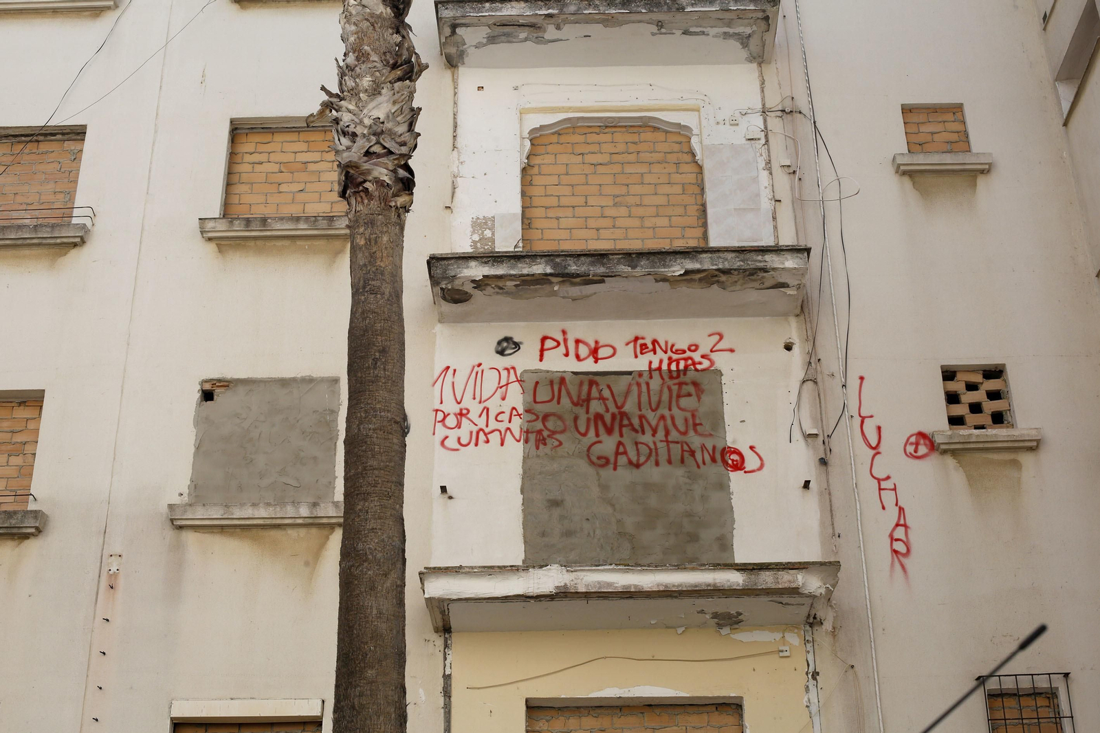 Una pintada resalta de la fachada tapiada del edificio de la calle Sor Cristina López García, ubicado en la conocida como séptima fase del Cerro del Moro. Una pintada resalta de la fachada tapiada del edificio de la calle Sor Cristina López García, ubicado en la conocida como séptima fase del Cerro del Moro.