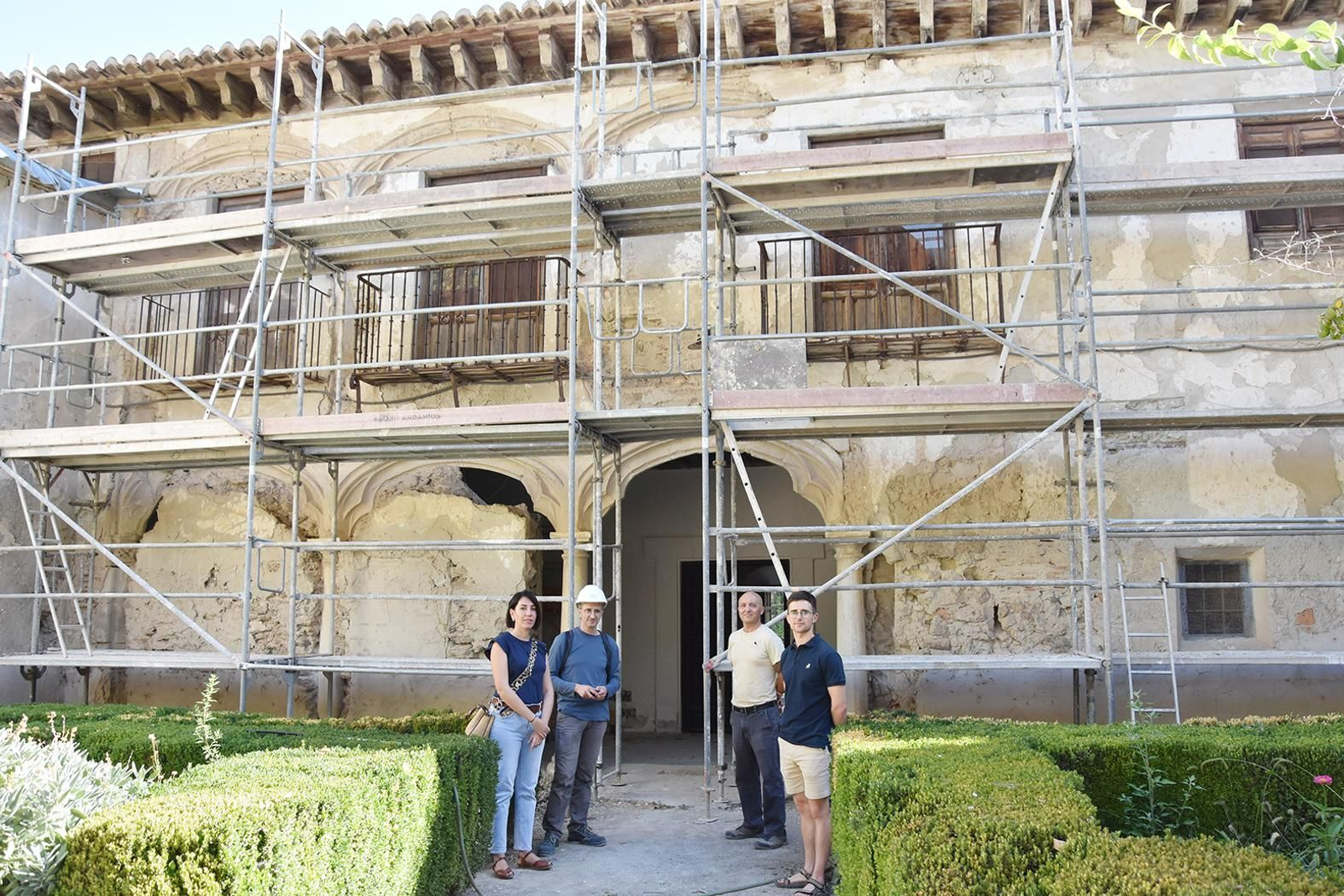 Fachada del Palacio con varios andamios colocados.