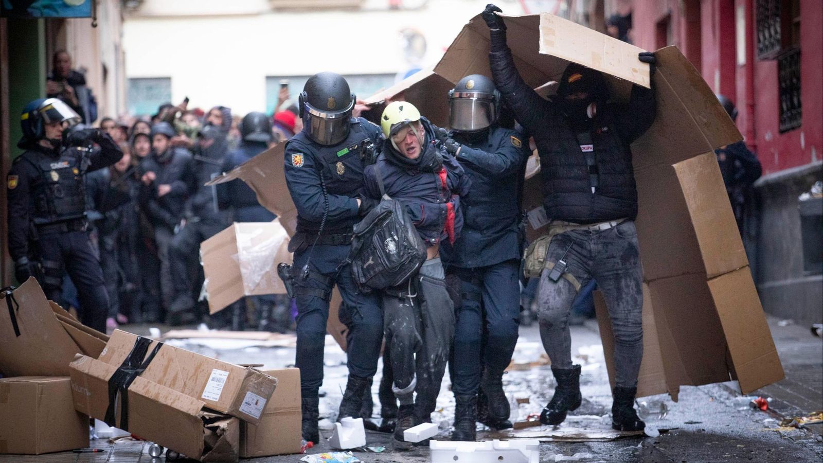 Los antidisturbios detienen a uno de los activistas en la Calle Azacayas de Granada Los antidisturbios detienen a uno de los activistas en la Calle Azacayas de Granada