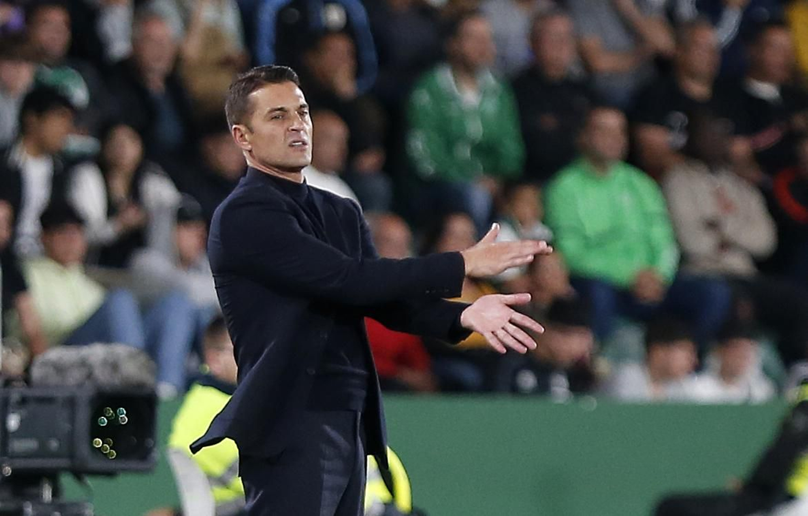 Francisco arenga a sus jugadores ante el Atlético de Madrid.